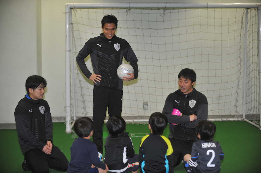サッカースクールを故郷・藤枝に開校し幼児クラスの生徒にあいさつする長谷部