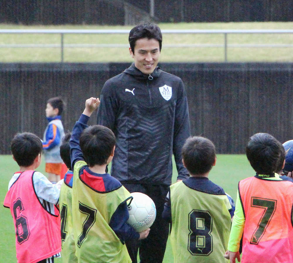 サッカースクールを開校し、小学生らを指導する日本代表の長谷部