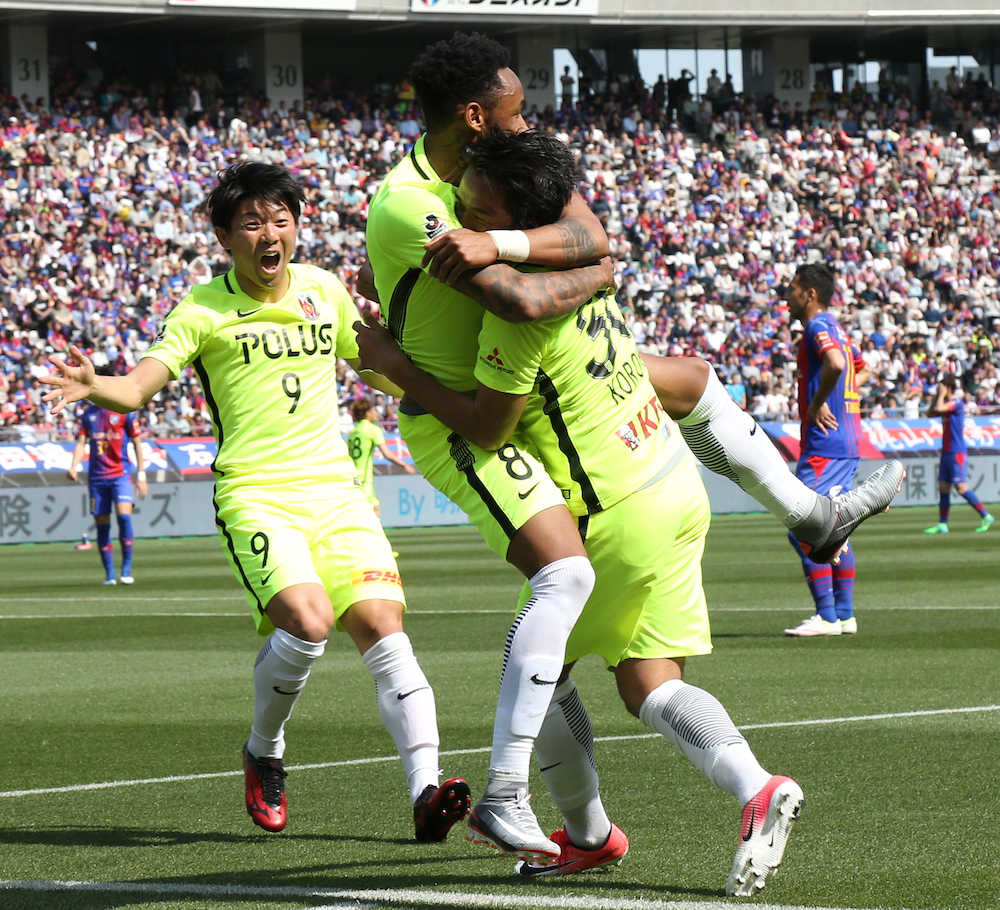 ＜ＦＣ東京・浦和＞前半１４分、ゴールを決めてラファエル・シルバ（右から２人目）と抱き合う興梠（右）