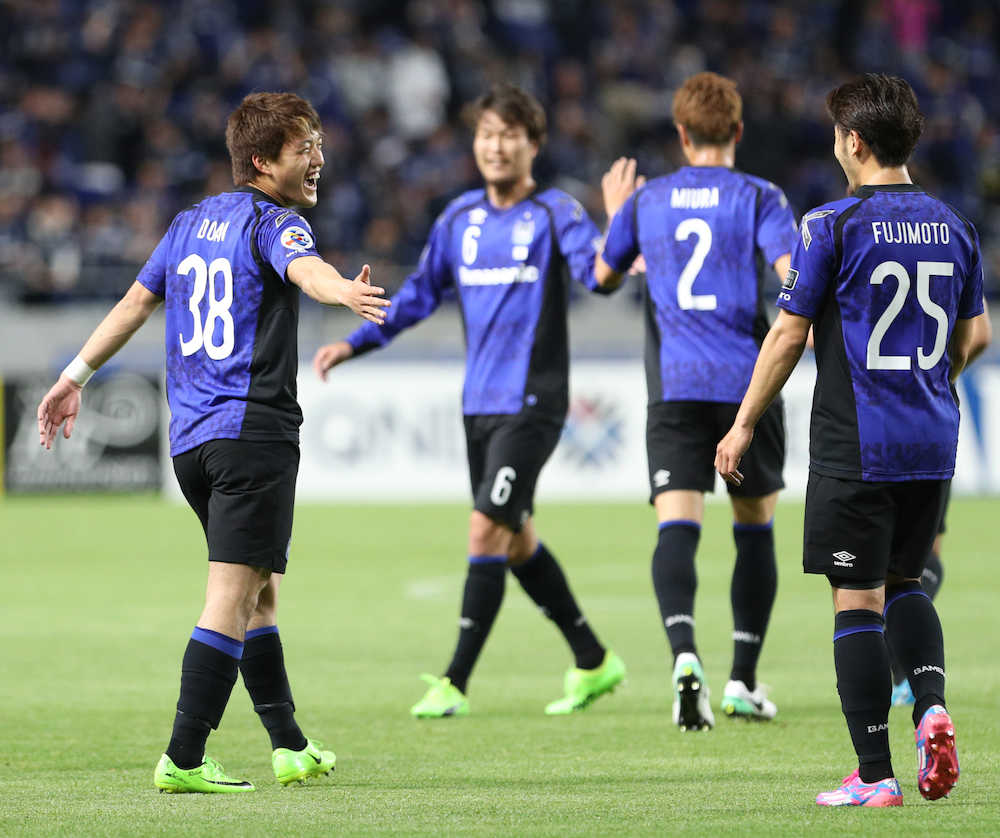 ＜Ｇ大阪・アデレード＞前半１３分、ゴールを決めた堂安（左端）は笑顔でチームメートの祝福を受ける
