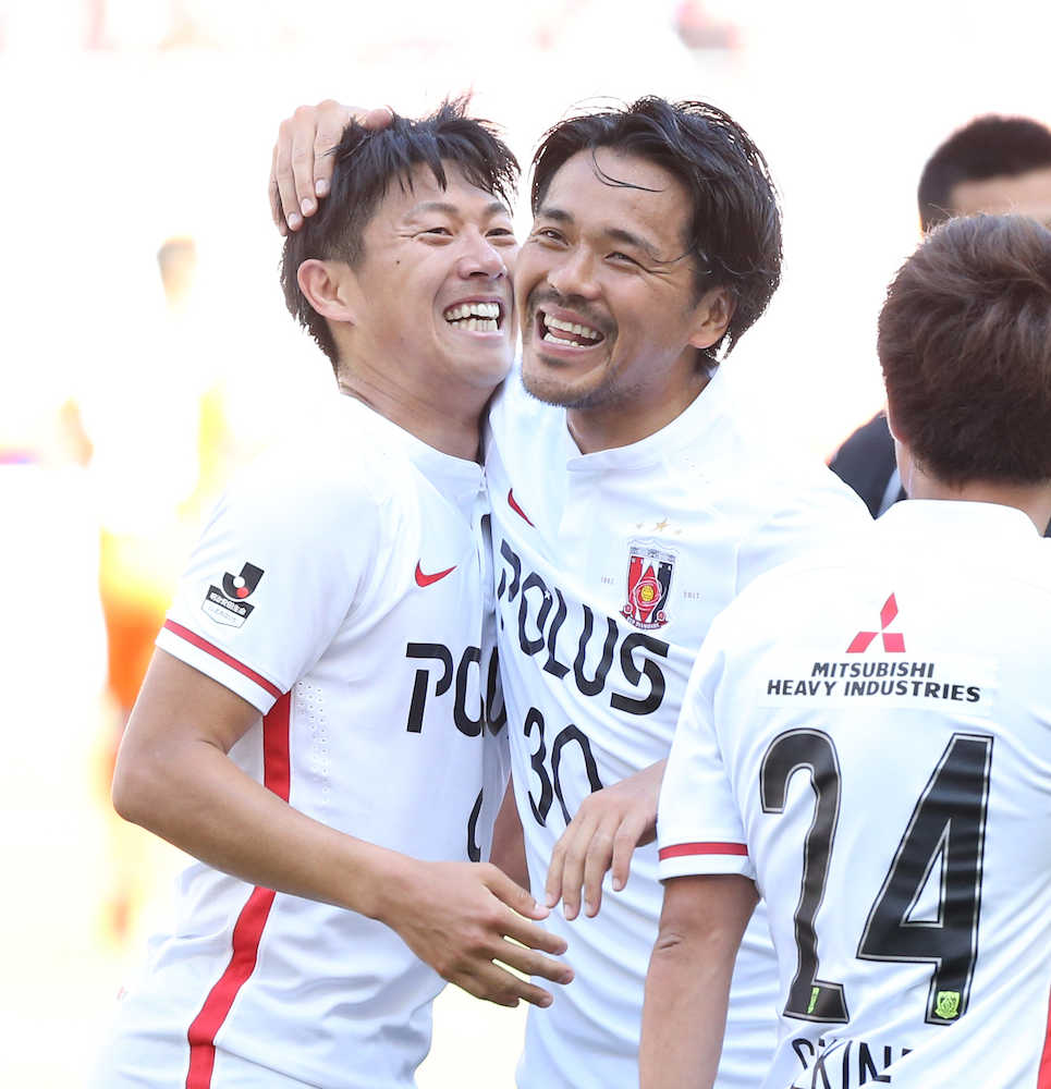 ＜新潟・浦和＞前半２０分、浦和・興梠（右）はゴールを決め武藤と笑顔を見せる