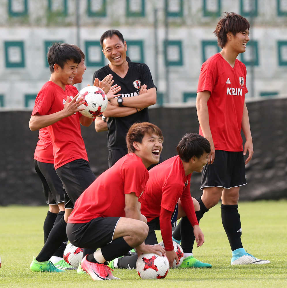 Ｕ−２０日本代表練習で笑顔を見せる（左から）久保、堂安、三好、小川