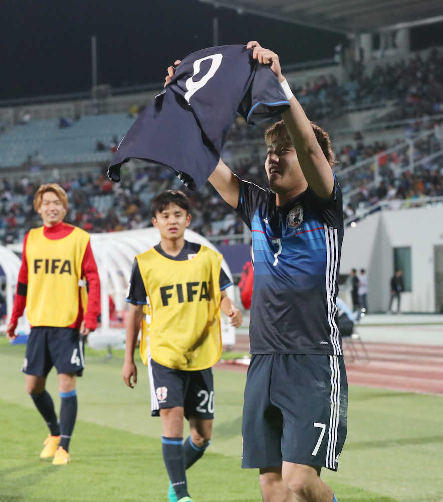 ＜Ｕ２０日本・Ｕ２０イタリア＞後半、堂安（右）がゴールを決め、小川のユニホームを掲げる
