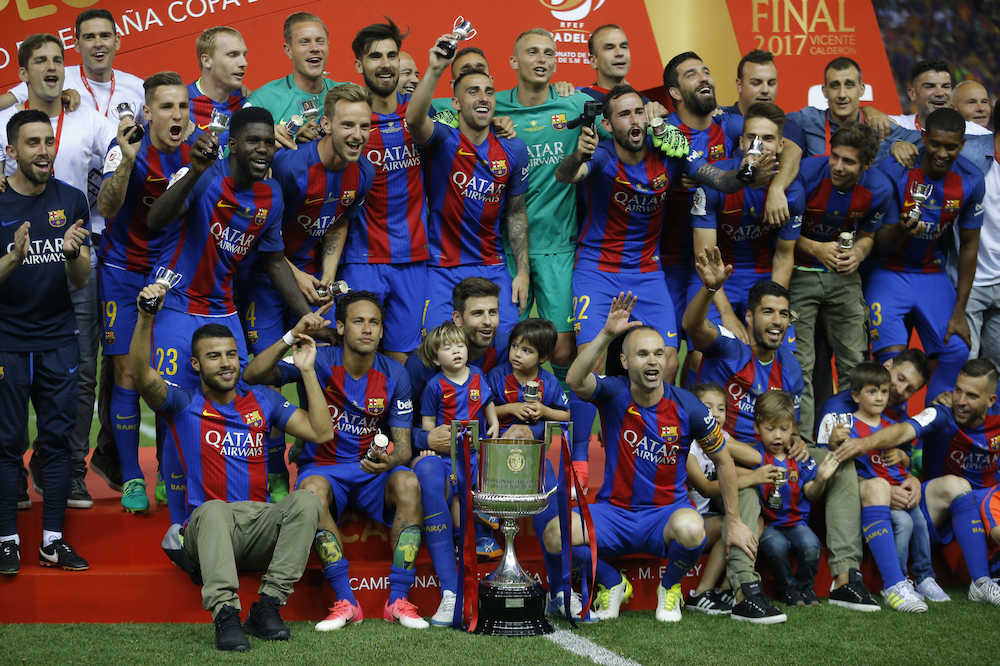 ＜バルセロナ・アラベス＞国王杯を制し、喜ぶバルセロナの選手たち