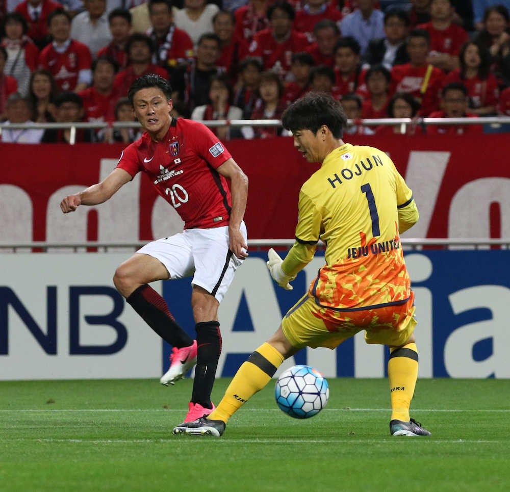 ＜浦和・済州＞前半、浦和・李（左）がチーム２点目のゴール