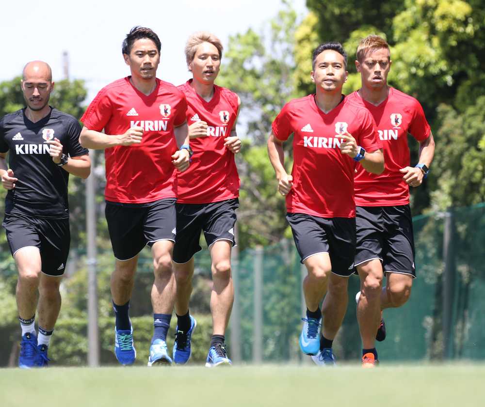 ＜日本代表練習＞じっくりと走り込む（右から）本田、長友、原口、香川