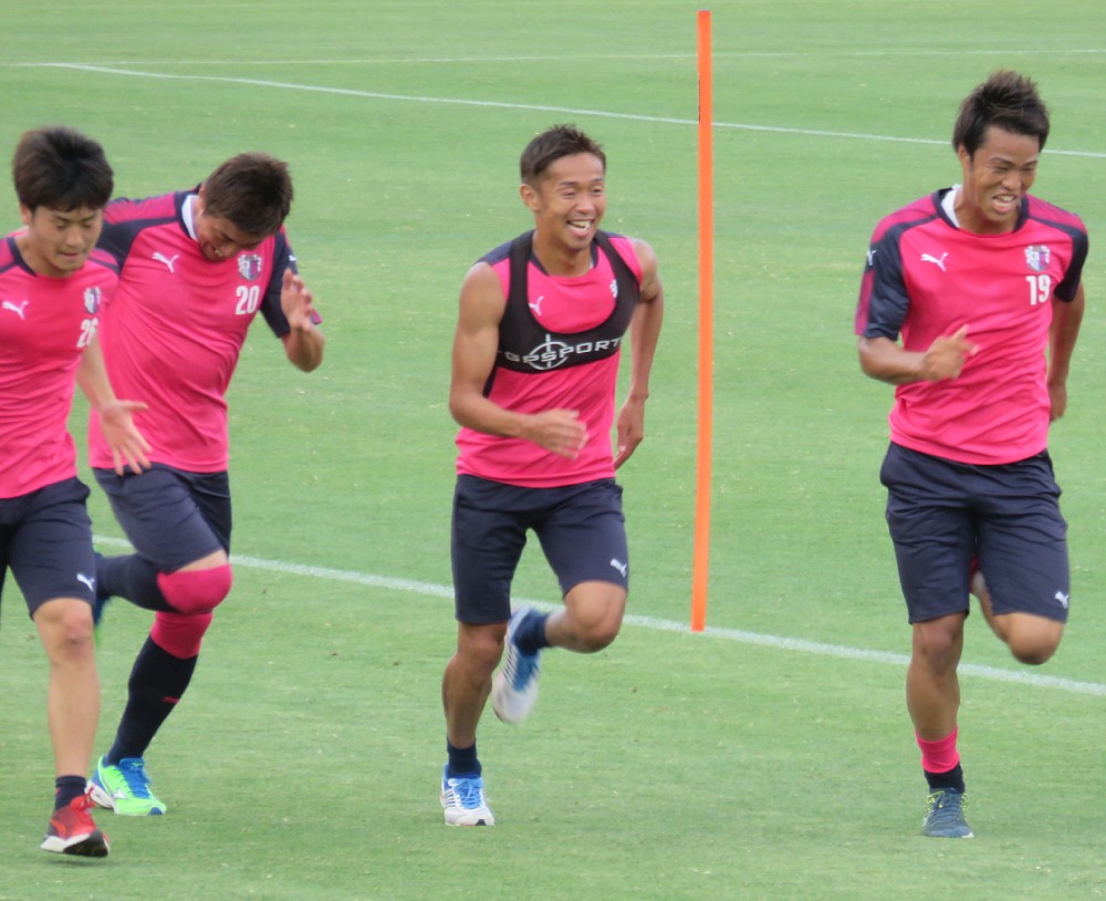 練習に合流し、笑顔でダッシュするＣ大阪の清武（右から２人目）