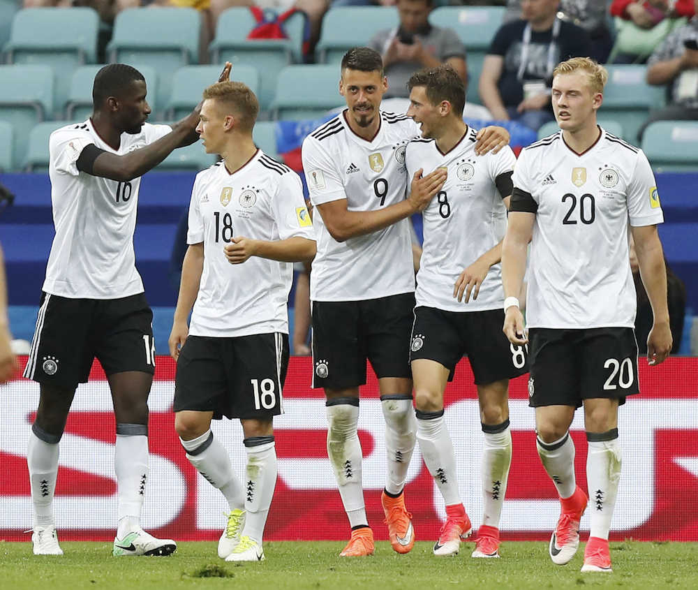 オーストラリア―ドイツ　後半、３点目のゴールを決め喜ぶゴレツカ（８）らドイツイレブン