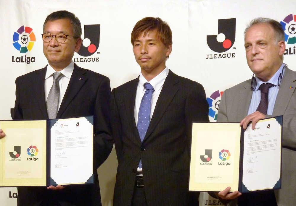 戦略的連携協定を締結したＪリーグの村井チェアマン（左）とスペインリーグのテバス会長（右）。中央はエイバルの乾