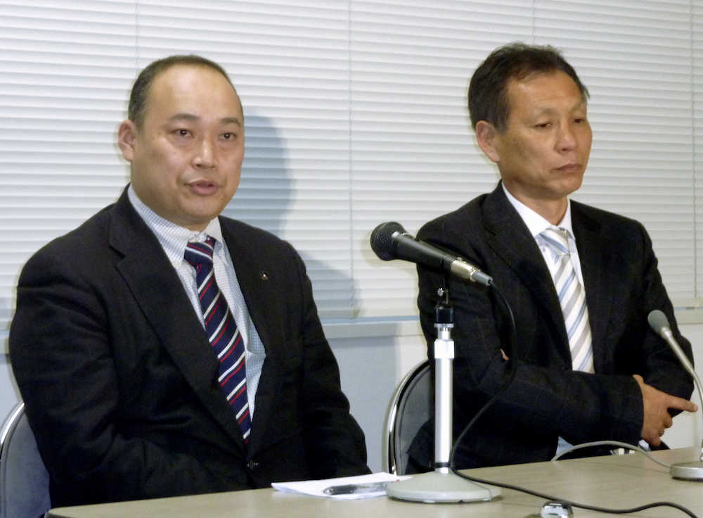 セクハラとパワハラで退任が発表されたＪリーグの中西事務局長（左）。右は原強化担当技術委員長