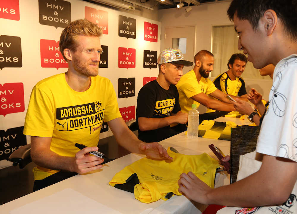 ファンにサインするドルトムントの（左から）シュールレ、モル、トプラク