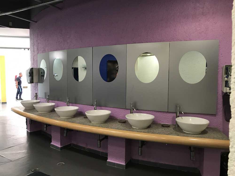 パチューカ本拠地エスタディオ・イダルゴの選手ロッカールームにある洗面台は６台