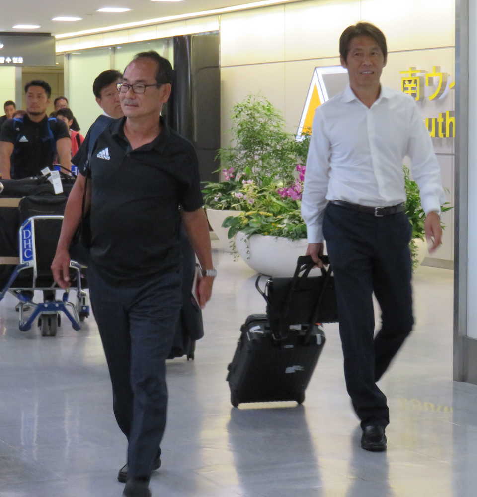 カンボジアから帰国した内山Ｕ―２０日本代表監督（左）と日本協会の西野技術委員長