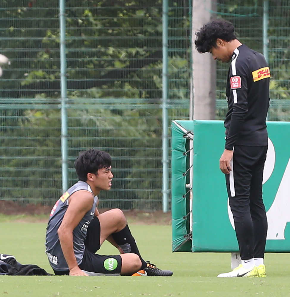練習で左足首を負傷した浦和の遠藤（左）