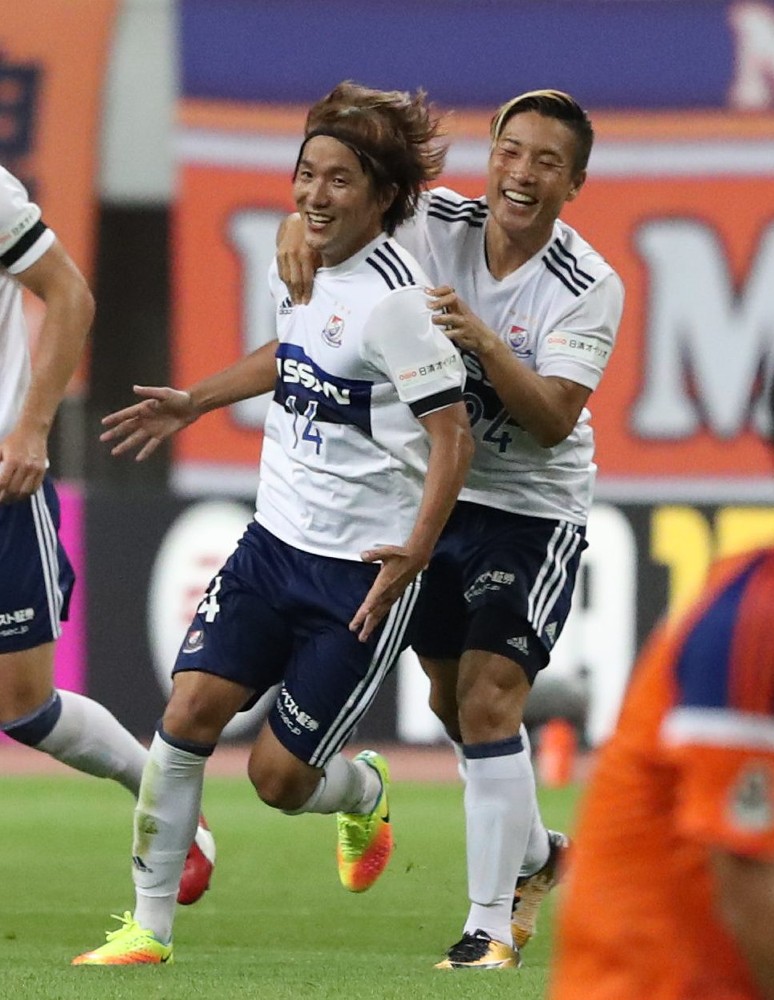 ５日の新潟戦でゴール決め喜ぶ横浜ＭＦ天野（左）