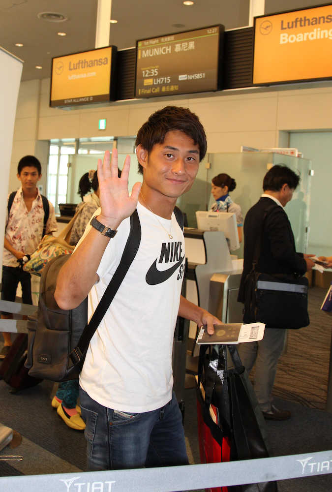 浦和からインゴルシュタットに移籍する関根は、笑顔でドイツへ向け羽田空港を出国