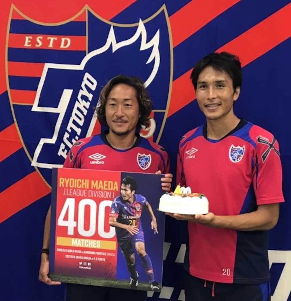 Ｊ１通算４００試合を達成した元日本代表ＦＷ前田（右）は、同級生の同ＭＦ石川からサプライズでケーキを贈られた