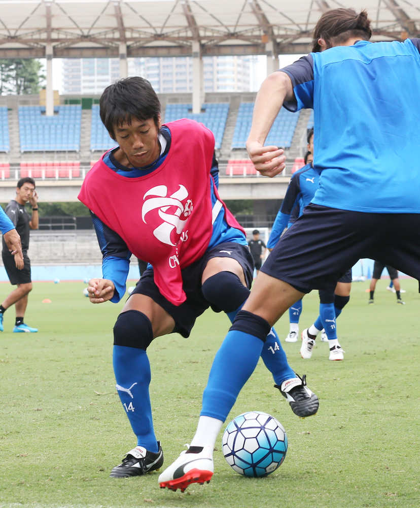 練習でボールをとりに行く川崎Ｆ・中村（左）