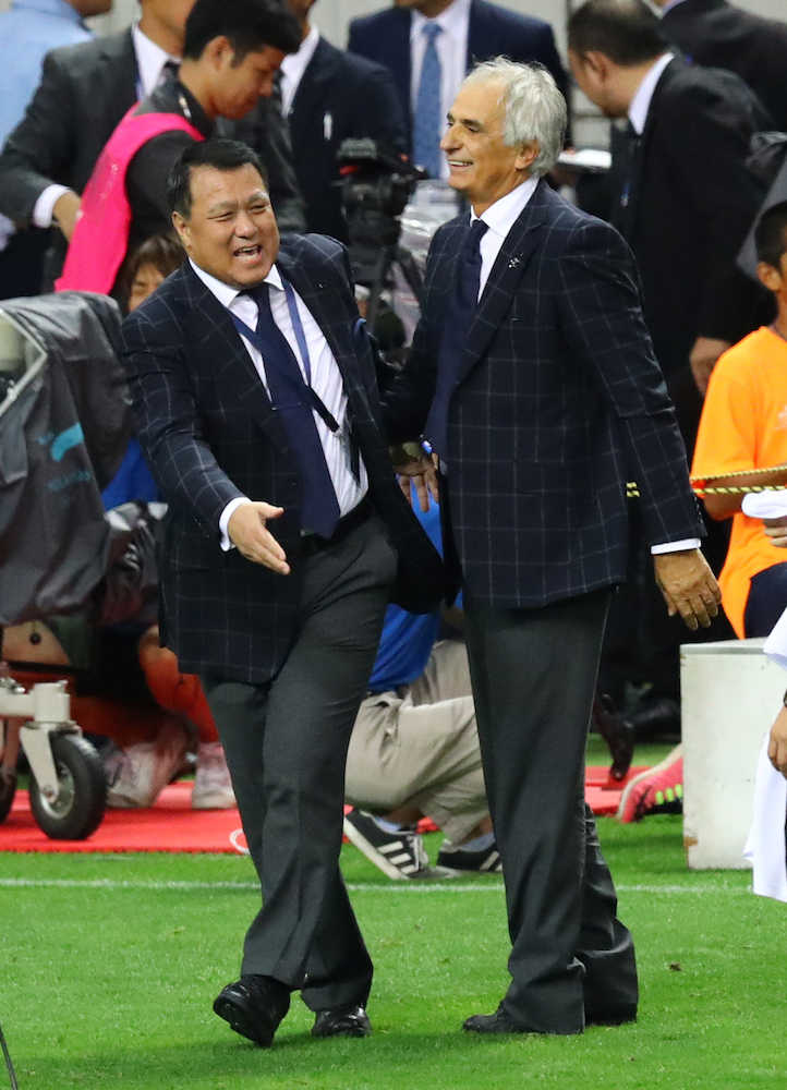 ＜日本・オーストラリア＞試合後、田嶋幸三日本サッカー協会会長（左）と喜ぶハリルホジッチ監督