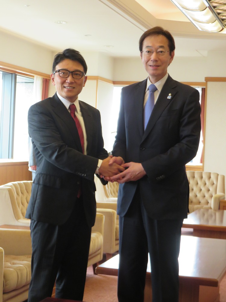 歓談後に握手する神戸の立花新社長（左）と久元神戸市長