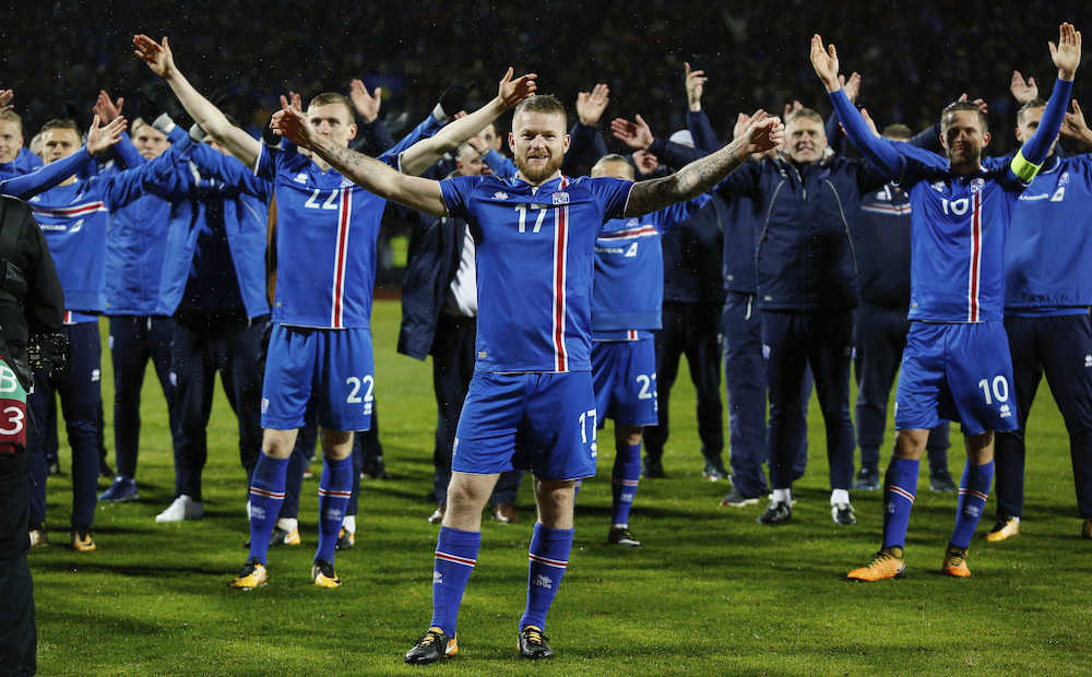 コソボを下してＩ組１位で初のＷ杯出場を決め、喜ぶ主将のグンナルソン（中央）らアイスランドの選手たち　（ＡＰ）
