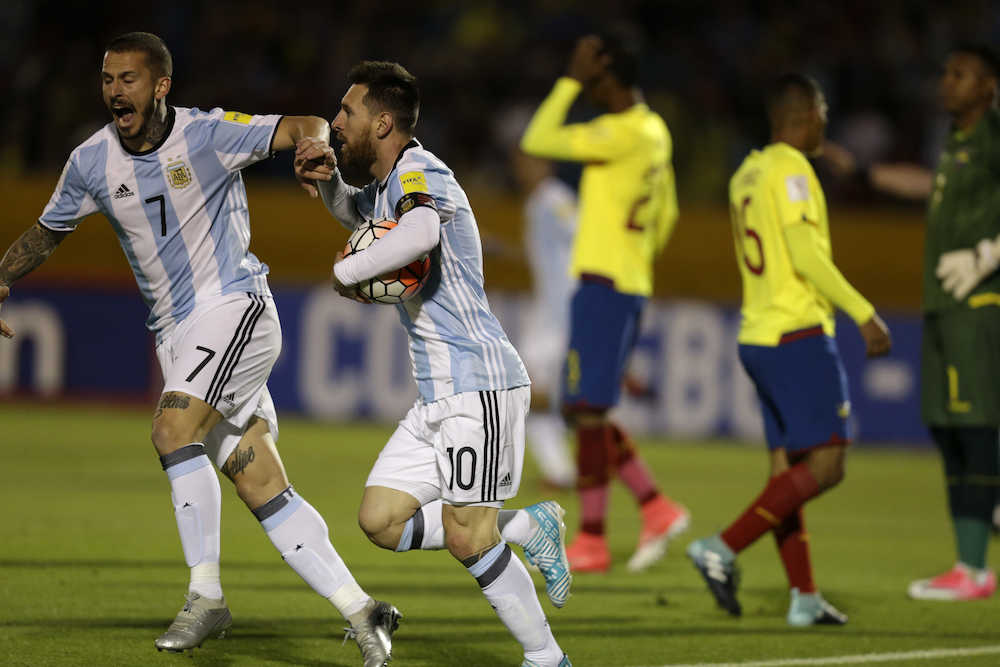 ＜アルゼンチン・エクアドル＞前半１２分、同点ゴールを決め喜ぶメッシ（左から２人目）