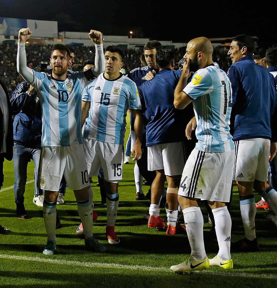 Ｗ杯出場を決めて喜ぶアルゼンチン代表ＦＷメッシ（左）
