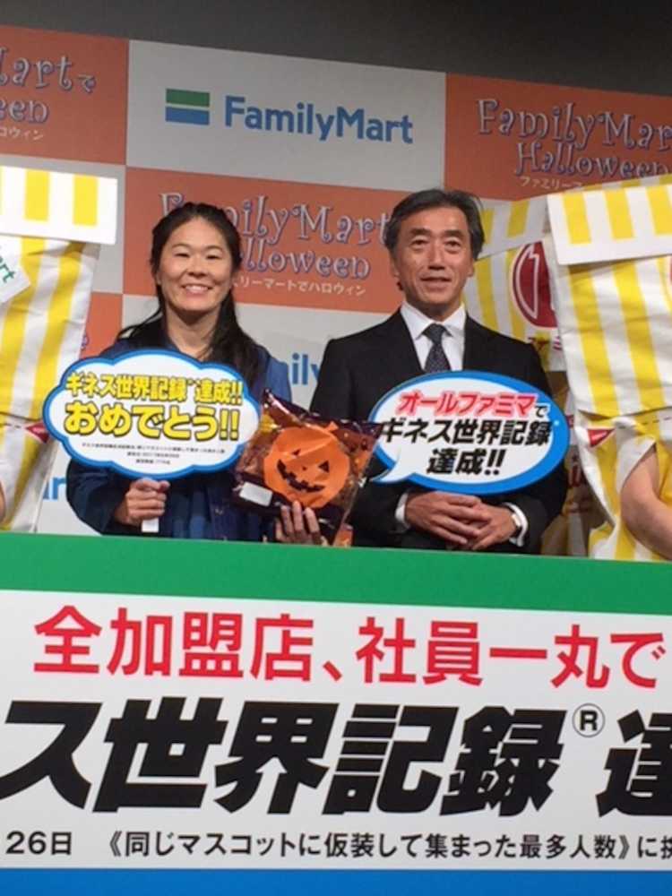 ファミリーマート主催のイベントに登壇した元なでしこジャパンの澤穂希さん。右は同社の沢田社長