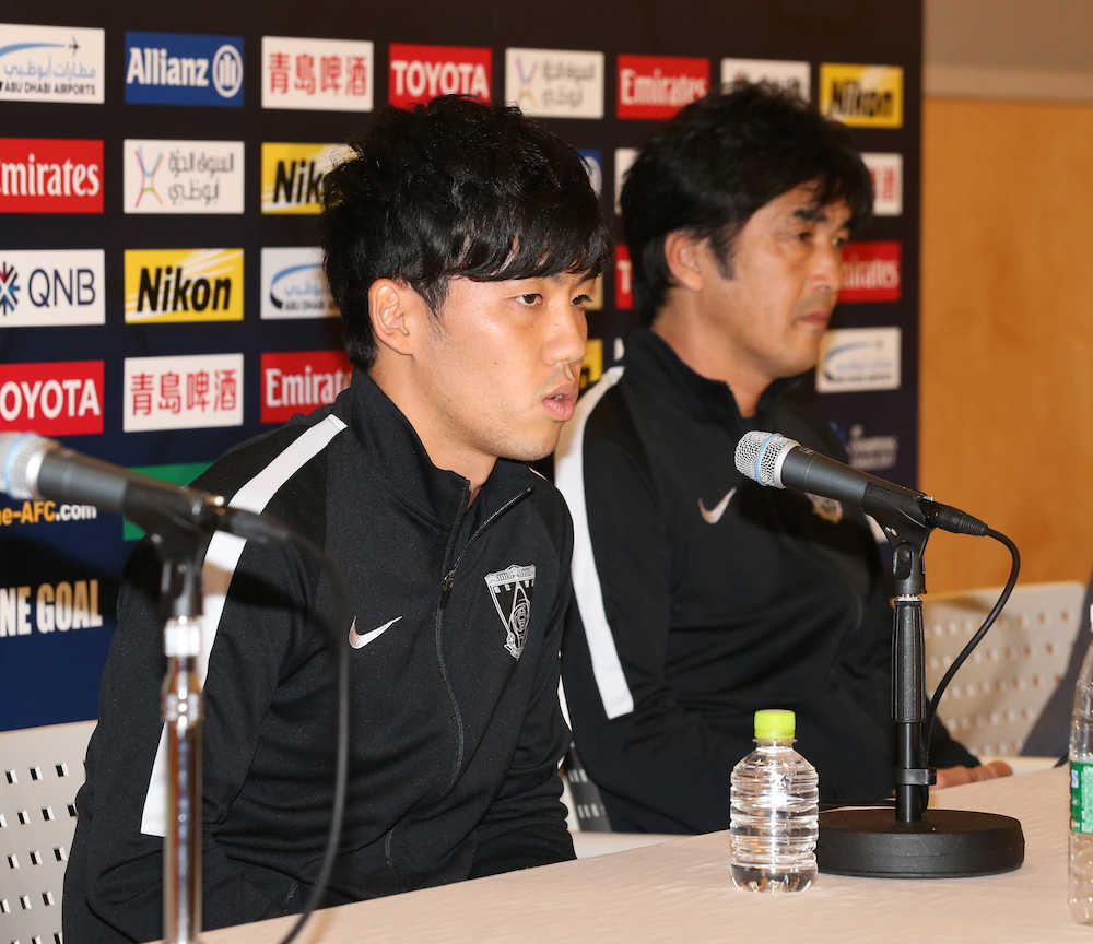 会見で報道陣の質問に答える遠藤（左）。右は堀監督