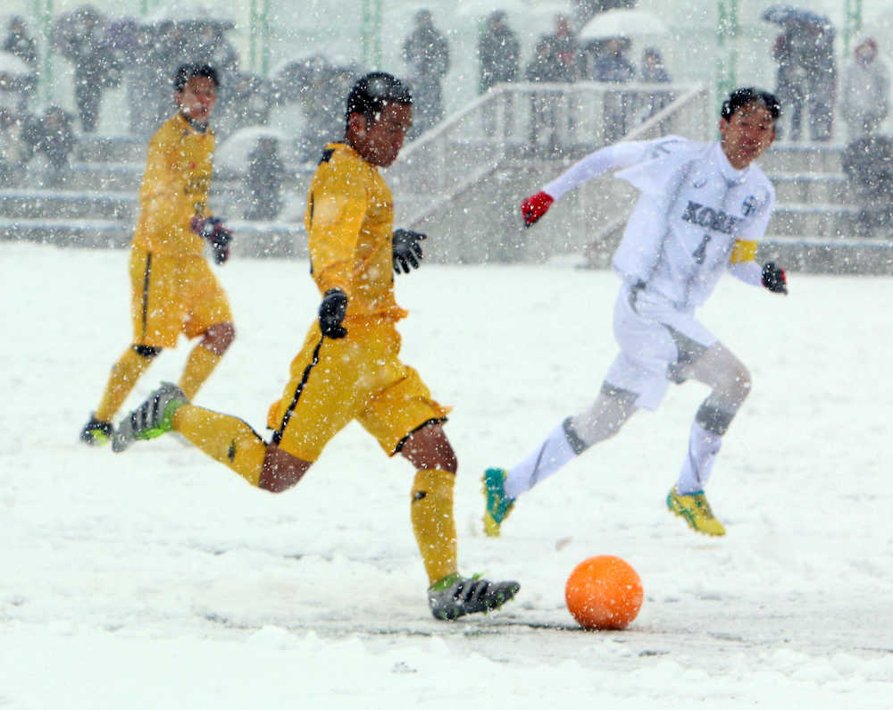 ＜札幌光星・札幌大谷＞大雪の中でオレンジ色のサッカーボールを蹴る選手たち