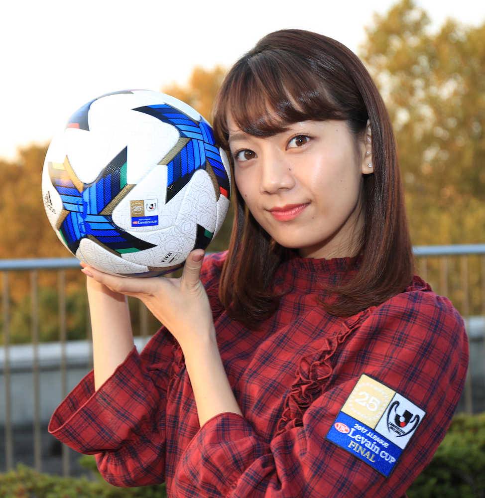 ４日に行われるルヴァン杯決勝のＰＲでスポニチ東京本社を訪れた佐藤美希は試合球を持ちポーズ