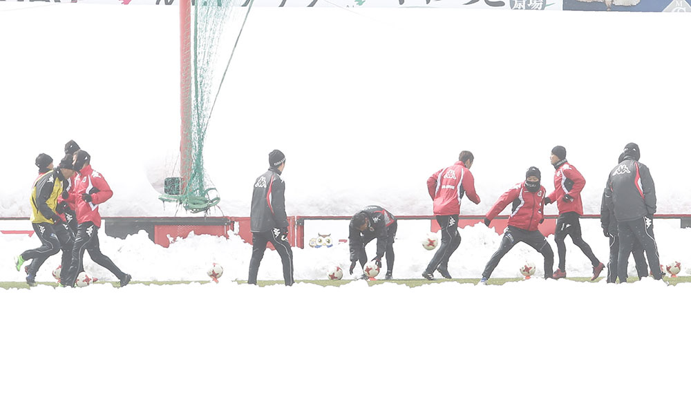 今年３月、降雪の影響で狭いスペースで練習する札幌の選手たち
