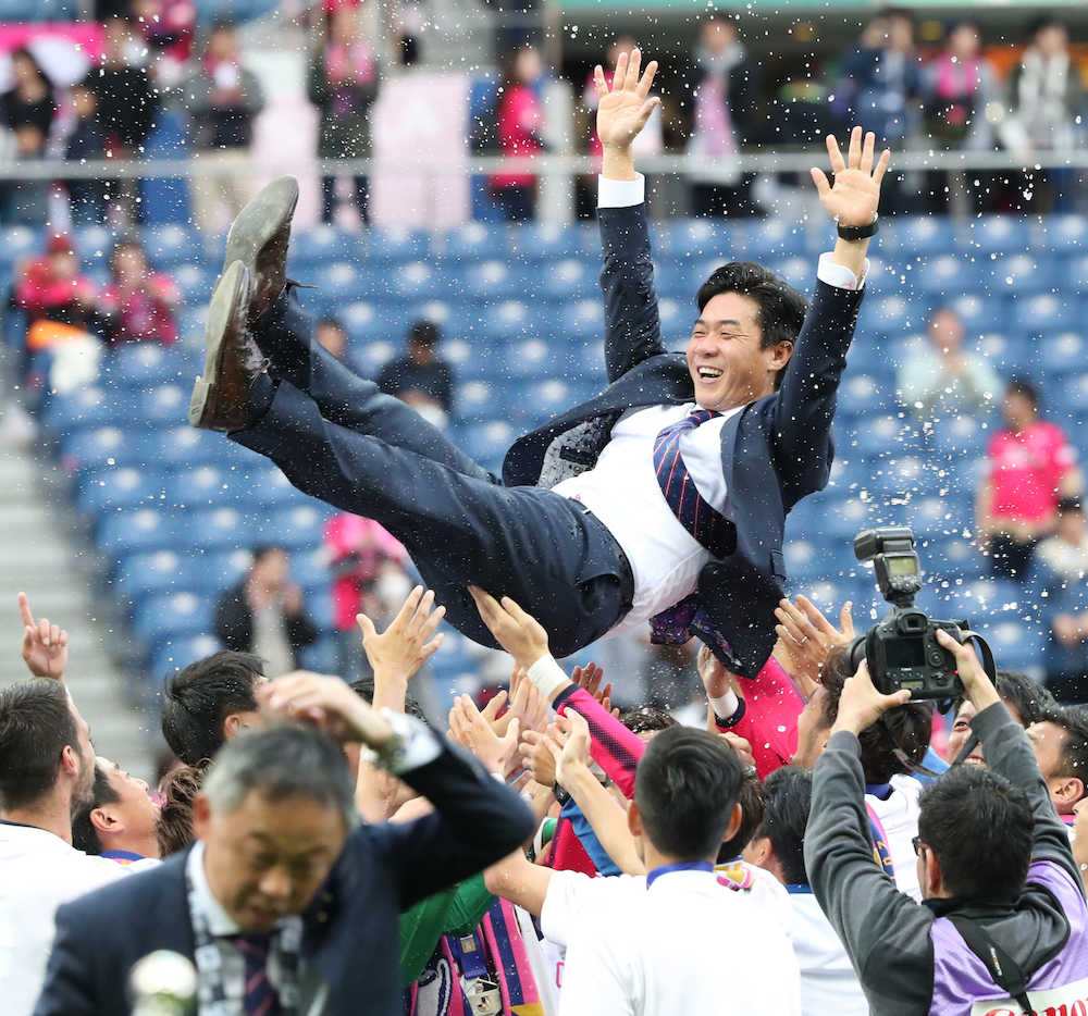 ルヴァン杯を制し胴上げの祝福を受けるＣ大阪の尹晶煥（ユン・ジョンファン）監督