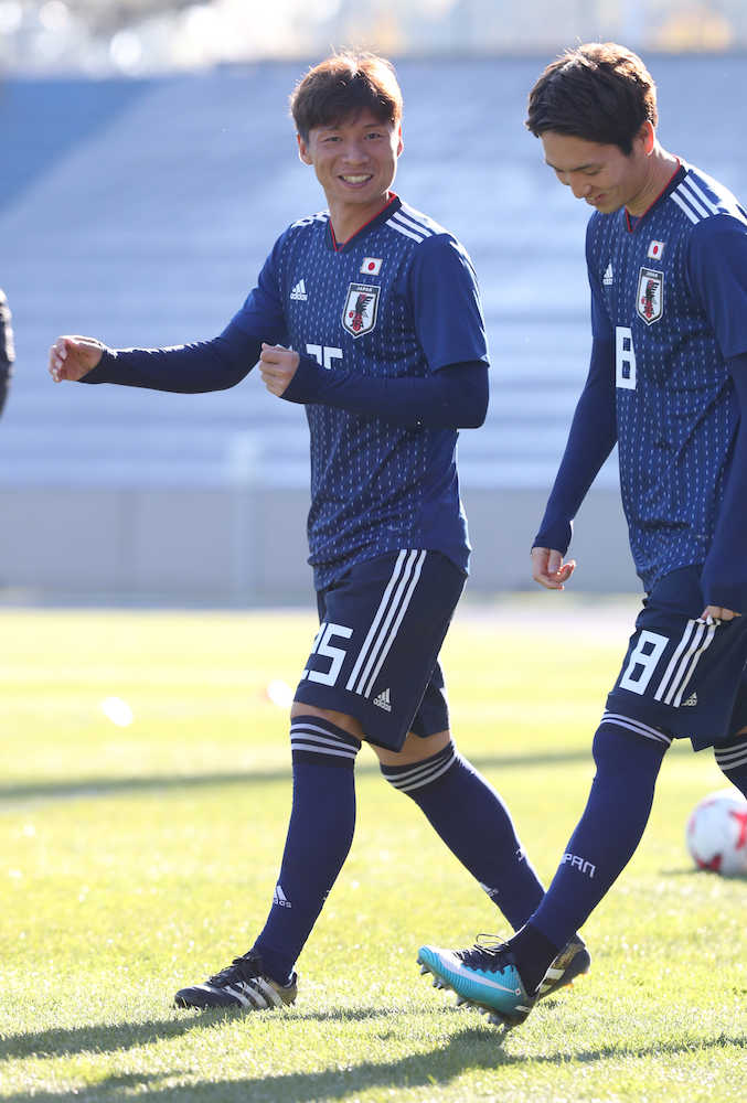 日本代表の新ユニホームを着て笑顔を見せる長沢（左）