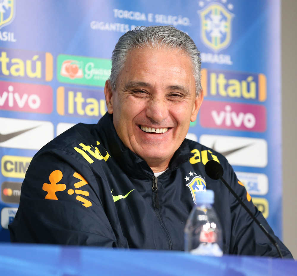 笑顔で会見するブラジル代表のチッチ監督