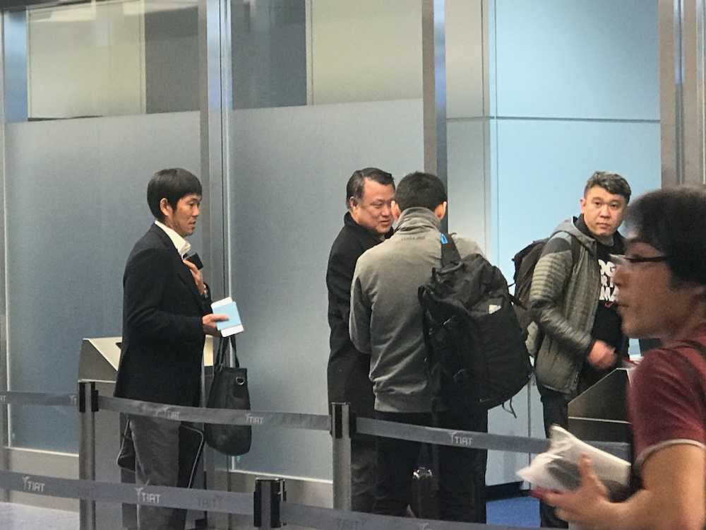 日本代表の欧州遠征を視察するため、羽田空港からフランスへ出発する東京五輪の森保監督（左）と日本サッカー協会の田嶋会長（左から２人目）