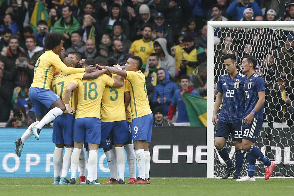 マルセロのゴールを喜ぶブラジルの選手たち（ＡＰ）