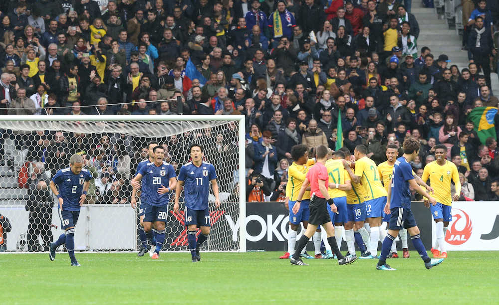 ＜日本・ブラジル＞前半、マルセロのゴールを喜ぶブラジル代表
