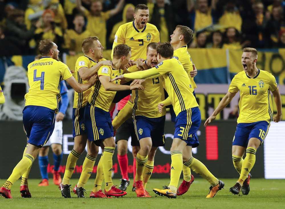 ヨハンソンの決勝ゴールに喜ぶスウェーデン代表（ＡＰ）