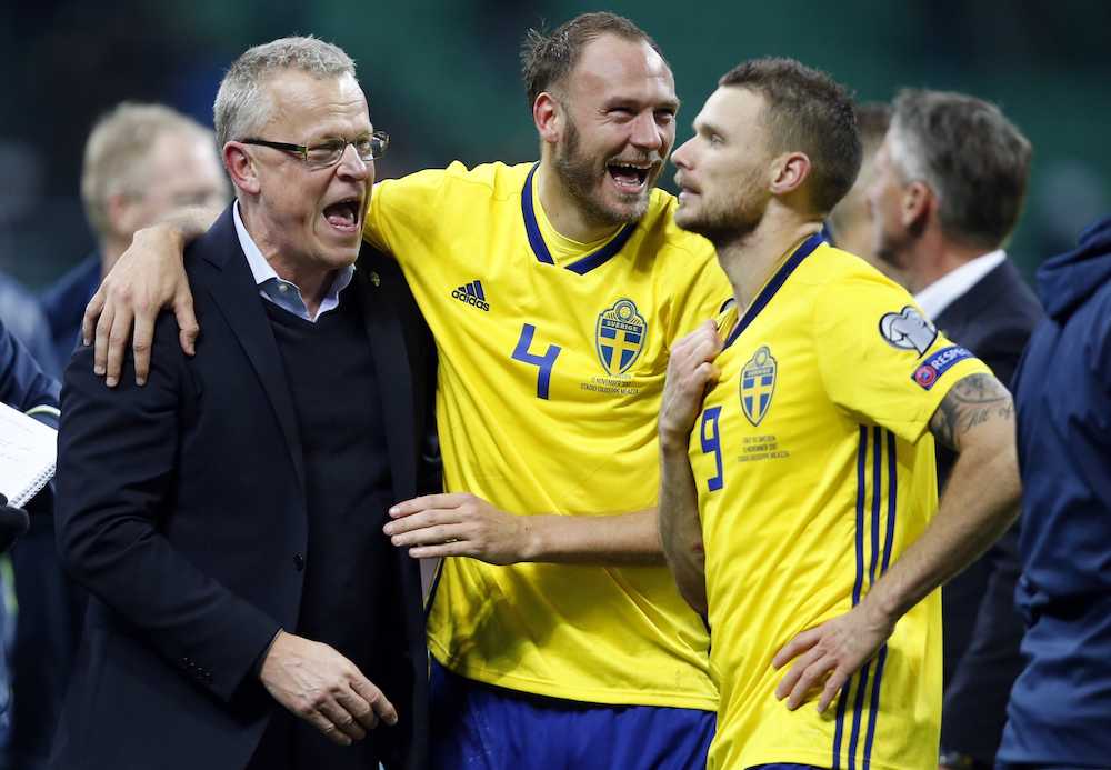 ＜スウェーデン・イタリア＞Ｗ杯本大会出場を決め、喜ぶアンデション監督（左）らスウェーデンの選手たち