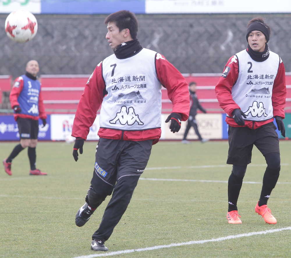 石川（左）とボールを追う札幌ＭＦ宮沢主将