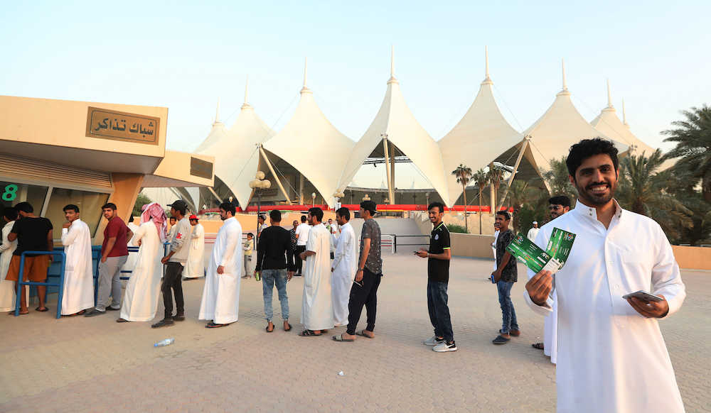 試合会場の周りでは大勢のサウジアラビアの人々がアルヒラル―浦和戦のチケットを求めて列をなす