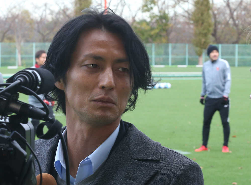 ＡＦＣ公式リポーターとして浦和の練習場に訪れた永井（左）