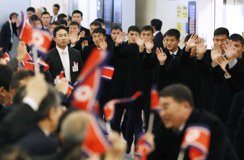 東アジアＥ―１選手権出場のため、羽田空港に到着したサッカー男子北朝鮮代表ら
