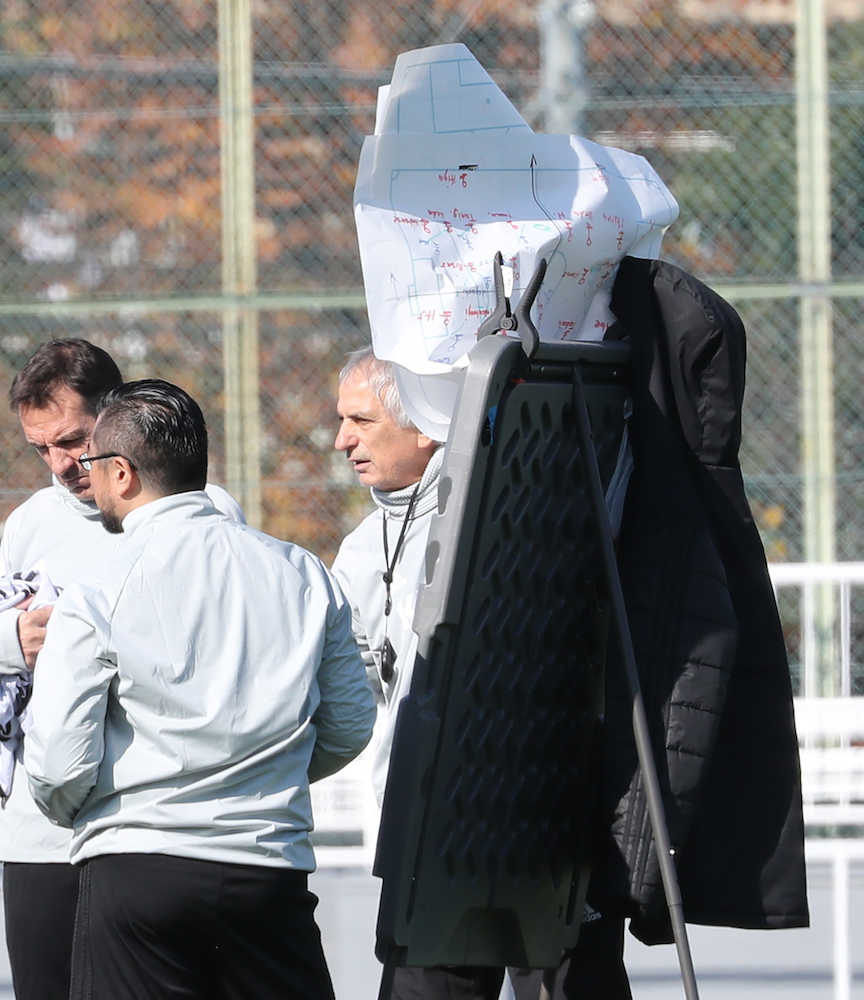 ゲーム形式の練習前に、ハリルホジッチ監督が紙を使ってイレブンに説明をする