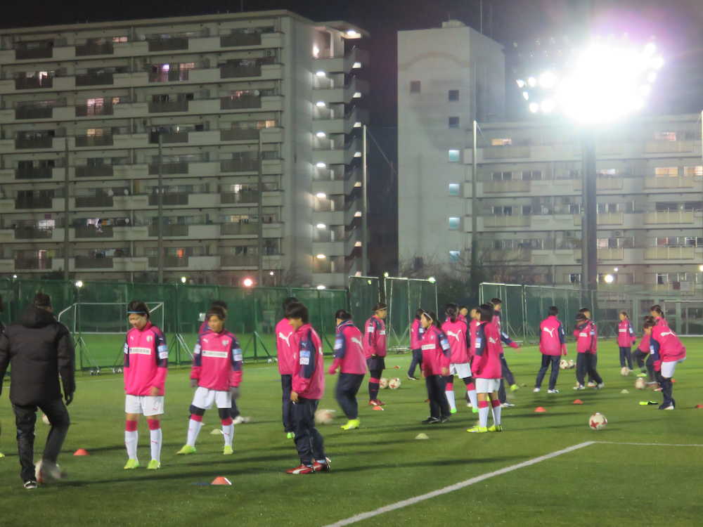 ナイター照明のもとで練習するＣ大阪堺レディースの選手たち