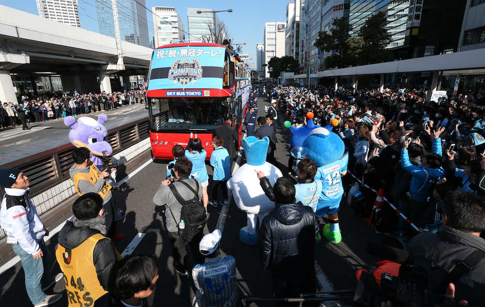 ＜川崎Ｆ優勝記念パレード＞川崎駅前には大勢のサポーターが詰めかけた
