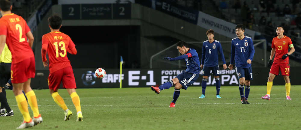 ＜日本・中国＞後半４３分、ルーズボールを拾った昌子（中央）が右足を振り抜き追加点