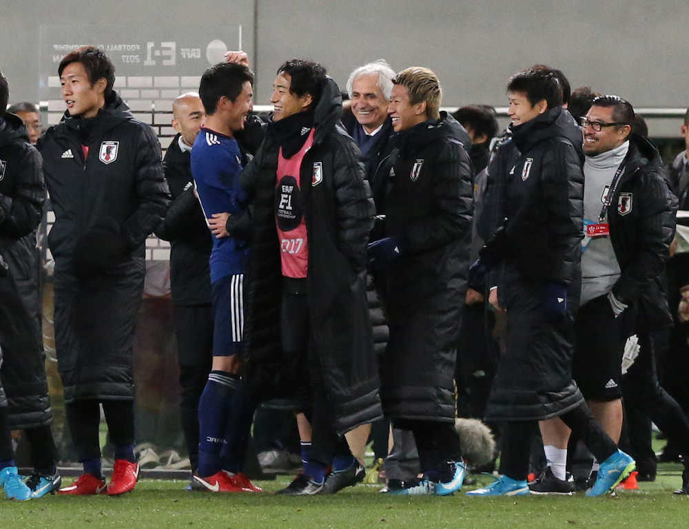 ＜日本・中国＞試合後、昌子（左から３人目）を笑顔で出迎えるハリルホジッチ監督（中央）