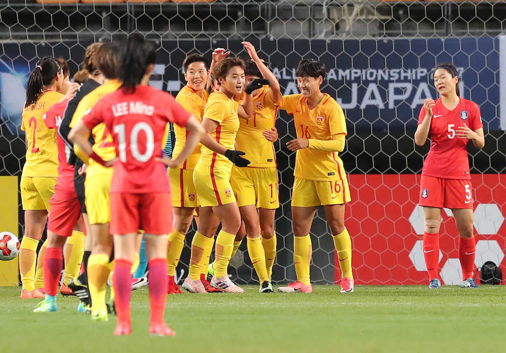 ＜中国・韓国＞前半、王珊（右から３人目、背番１１）の先制ゴールに喜ぶ中国イレブン
